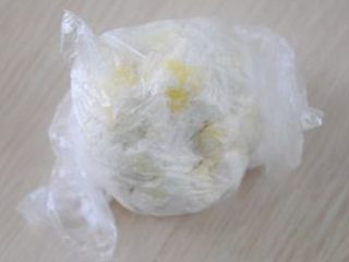 5、榴莲派,将面团倒入保鲜袋稍捏成团，放冰箱冷藏松弛20分钟