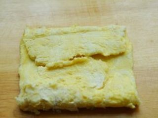 6、榴莲派,面团取出擀开成长条状，两边向中间折起