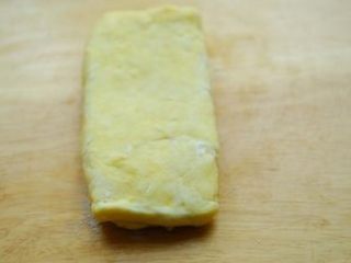 7、榴莲派,再对折，完成一个四折后，装保鲜袋入冰箱冷藏松弛20分钟