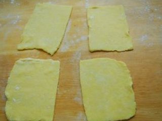 9、榴莲派,松弛好的面团取出擀成大片，分割成四等分