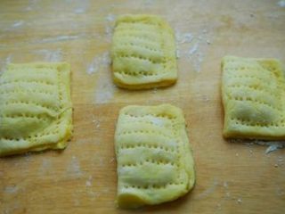 11、榴莲派,对折后压紧，用叉子在表面叉出小孔，防止烤的时候鼓起
