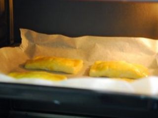 12、榴莲派,放入烤盘，表面刷蛋黄液，送入预热好220度的烤箱18分钟