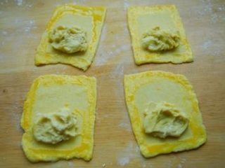 10、榴莲派,每一小片放上一块榴莲果肉，四周抹一圈蛋黄液