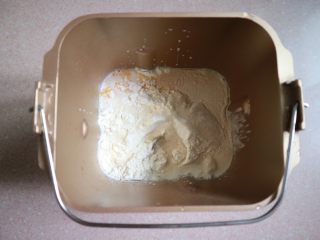 1、鲤鱼旗奶香小面包,先将除开黄油、可可粉、红曲粉、抹茶粉的材料揉成光滑的面团，再加入黄油揉至扩展阶段即可。