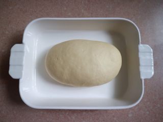 2、鲤鱼旗奶香小面包,揉好的面团平均分成四份