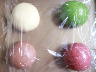 7、鲤鱼旗奶香小面包,盖上保鲜膜，一次发酵至两倍大