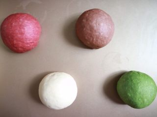 9、鲤鱼旗奶香小面包,面团排气，重新滚圆