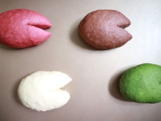 11、鲤鱼旗奶香小面包,用刮板在尾部2/5的位置切开