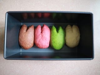 12、鲤鱼旗奶香小面包,将面团摆入模具中