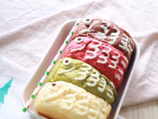 14、鲤鱼旗奶香小面包,然后用白巧画出花纹，用吸管作为旗杆