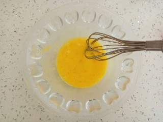 2、#家有烤箱#榛仁酥～酥到掉渣,打出鸡蛋液，小半个鸡蛋就好