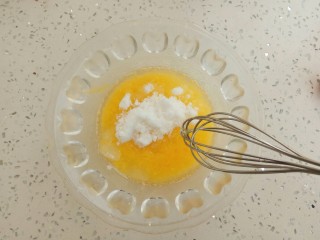 3、#家有烤箱#榛仁酥～酥到掉渣,放入白糖