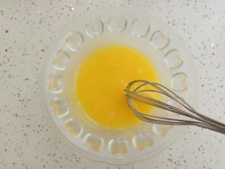 4、#家有烤箱#榛仁酥～酥到掉渣,用打蛋器搅拌均匀