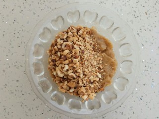 8、#家有烤箱#榛仁酥～酥到掉渣,把榛仁拌入面团