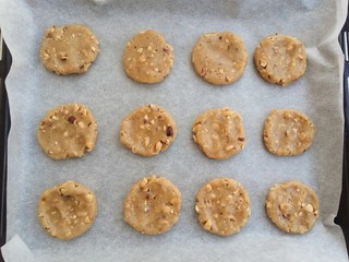 11、#家有烤箱#榛仁酥～酥到掉渣,用手掌稍微按一下，成圆扁形状