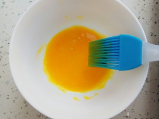 12、#家有烤箱#榛仁酥～酥到掉渣,再准备一些鸡蛋黄