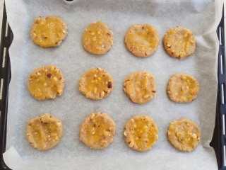 14、#家有烤箱#榛仁酥～酥到掉渣,全部刷好放入烤盘，烤箱提前180℃上下预热