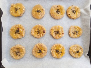 15、#家有烤箱#榛仁酥～酥到掉渣,放上几颗黑芝麻