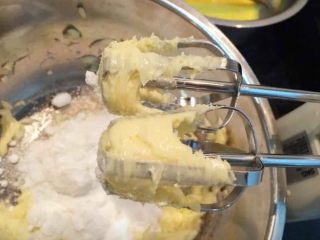 4、蔓越莓磅蛋糕,黄油充分软化后打发,加入糖粉、海盐继续打至发白。