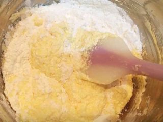 8、蔓越莓磅蛋糕,分两次筛入低粉和泡打粉。