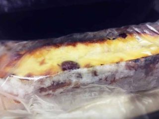 14、蔓越莓磅蛋糕,烤好的磅蛋糕趁热刷糖水,然后用保鲜袋包裹,室温晾凉后放入冰箱冷藏保存隔夜后再吃,或三天后食用更佳。