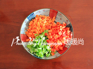 4、炒猫耳朵,胡萝卜、青红椒洗净切丁。