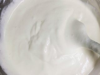 6、舒芙蕾厚松饼（无泡打粉版）,再把剩下的蛋白糊分两次以切拌的方式与蛋黄糊混合。