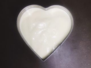 7、舒芙蕾厚松饼（无泡打粉版）,模具抹油，把模具放到不粘锅上，用勺子舀面糊8分满，小火慢煎1到2分钟。煎的时候盖锅盖