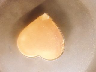8、舒芙蕾厚松饼（无泡打粉版）,翻面继续煎1～2分钟，同样盖锅盖。煎的时候时刻注意不要糊锅。用牙签插入看有无残渣来判断生熟。脱模的时候注意不要烫着。