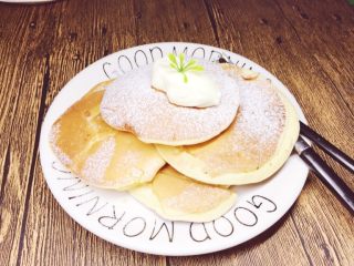 11、舒芙蕾厚松饼（无泡打粉版）,如果觉得麻烦，还可以像做普通松饼一样，舀一勺面糊在锅里，小火慢煎。