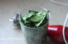 1、菠菜奶油蛋糕卷,菠菜洗净，摘下绿叶备用，将菠菜叶切碎后放入料理杯。