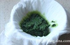 2、菠菜奶油蛋糕卷,用料理机搅打成菠菜泥，打好的菠菜泥放在纱布上，过滤出菠菜汁。