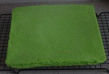 11、菠菜奶油蛋糕卷,180摄氏度，中层，烘焙18分钟，取出后倒扣于晾网放凉，将淡奶油及幼砂糖倒入盆中，用打蛋器打发。