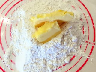 4、麻薯肉松蛋黄酥——详细版,下面制作油酥部分，将材料完全混合成面团