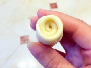 11、麻薯肉松蛋黄酥——详细版,三圈的样子就OK了，不需要太多圈容易破皮