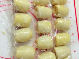 15、麻薯肉松蛋黄酥——详细版,卷好再松弛10分钟