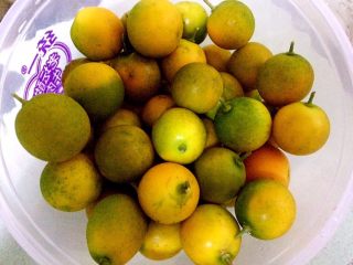 1、万能止咳水蜜制金桔,金桔洗净，控干水份