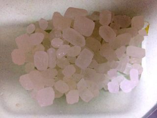 2、万能止咳水蜜制金桔,冰糖准备好