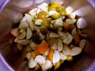 4、万能止咳水蜜制金桔,全部切好