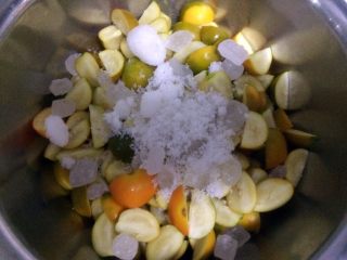 5、万能止咳水蜜制金桔,放入一半冰糖，我家里正好剩了一点白砂糖，让我一起放进去了