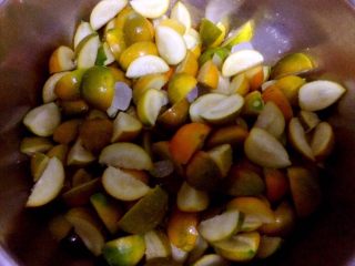 6、万能止咳水蜜制金桔,金桔和冰糖搅拌均匀，放冰箱冷藏一夜