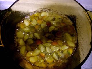 10、万能止咳水蜜制金桔,煮到这种略微粘稠的时候转小火煮