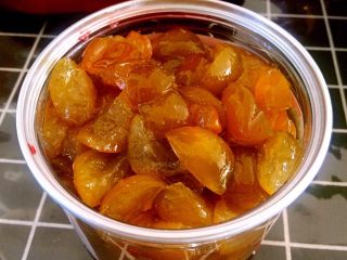 13、万能止咳水蜜制金桔,找密封罐储存。吃的时候取出一些，水冲泡喝。甜甜的。