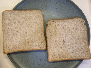 1、芥末芝士火腿三明治,准备好2片全麦面包