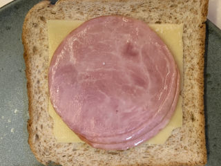 3、芥末芝士火腿三明治,铺上2片火腿片