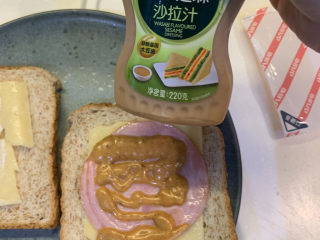 4、芥末芝士火腿三明治,挤上芥末芝麻沙拉酱