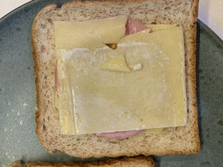 5、芥末芝士火腿三明治,再铺上一片金凯利成熟切达干酪片