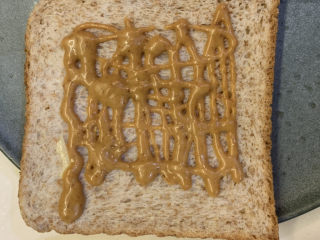 6、芥末芝士火腿三明治,把另一块面包涂上芥末芝麻沙拉酱