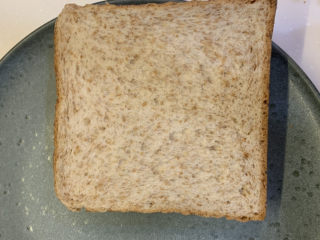 7、芥末芝士火腿三明治,把两块面包盖上