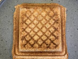 9、芥末芝士火腿三明治,烤好后取出盘备用